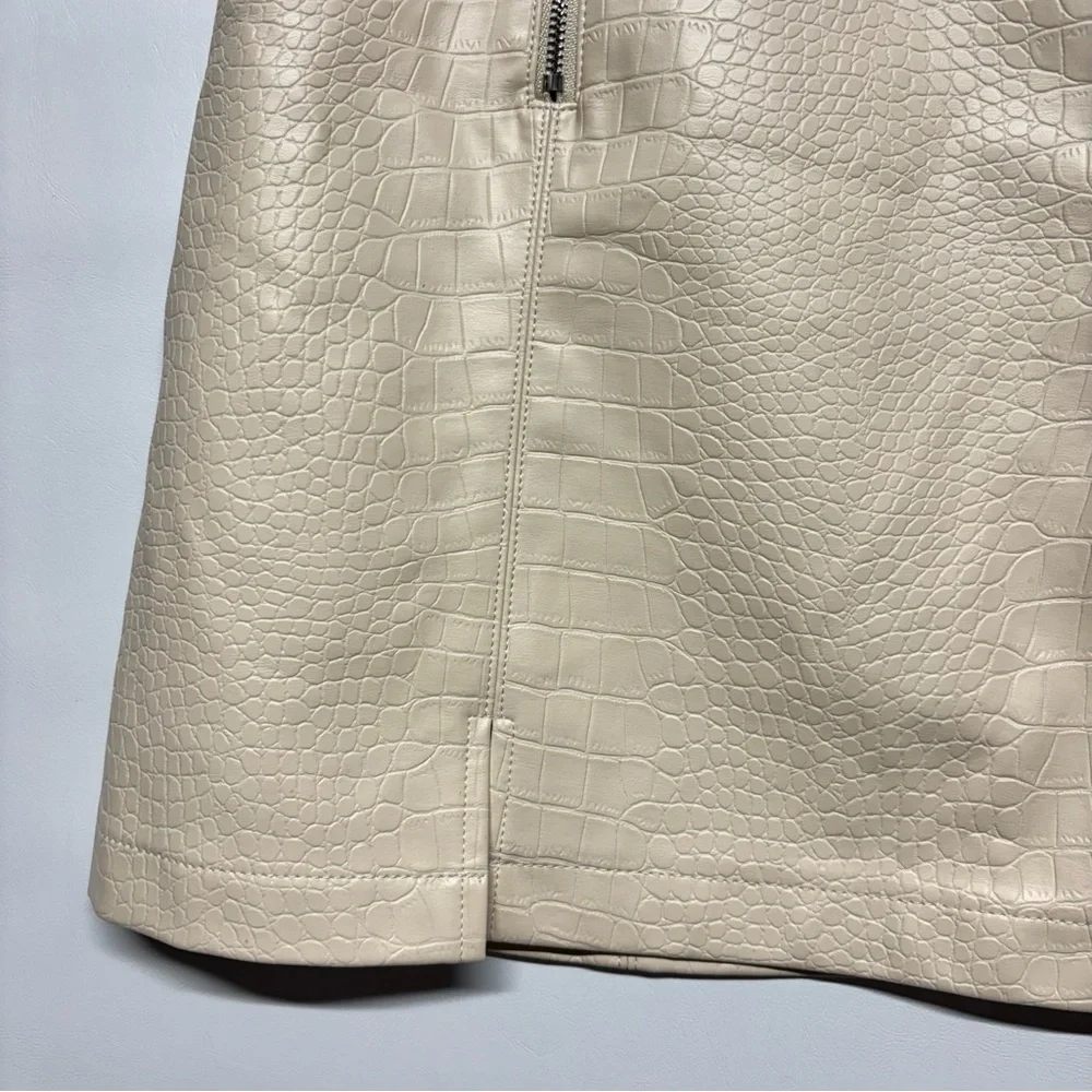 ✨Francesca's Collections Cream Mini Skirt Size M